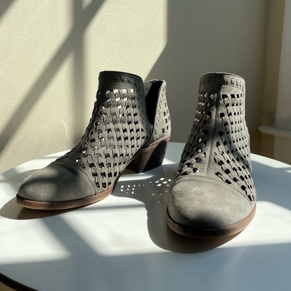 Vince Camuto Phortiena Gray Suede Cut Out Ankle Booties Size 9